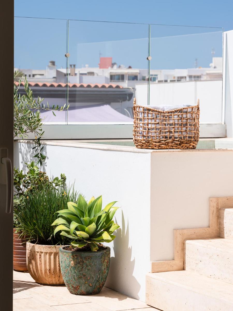 Un balcón o terraza de The Standard, Ibiza