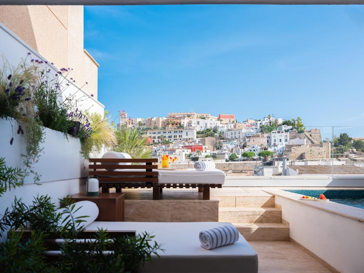 Un balcón o terraza de The Standard, Ibiza
