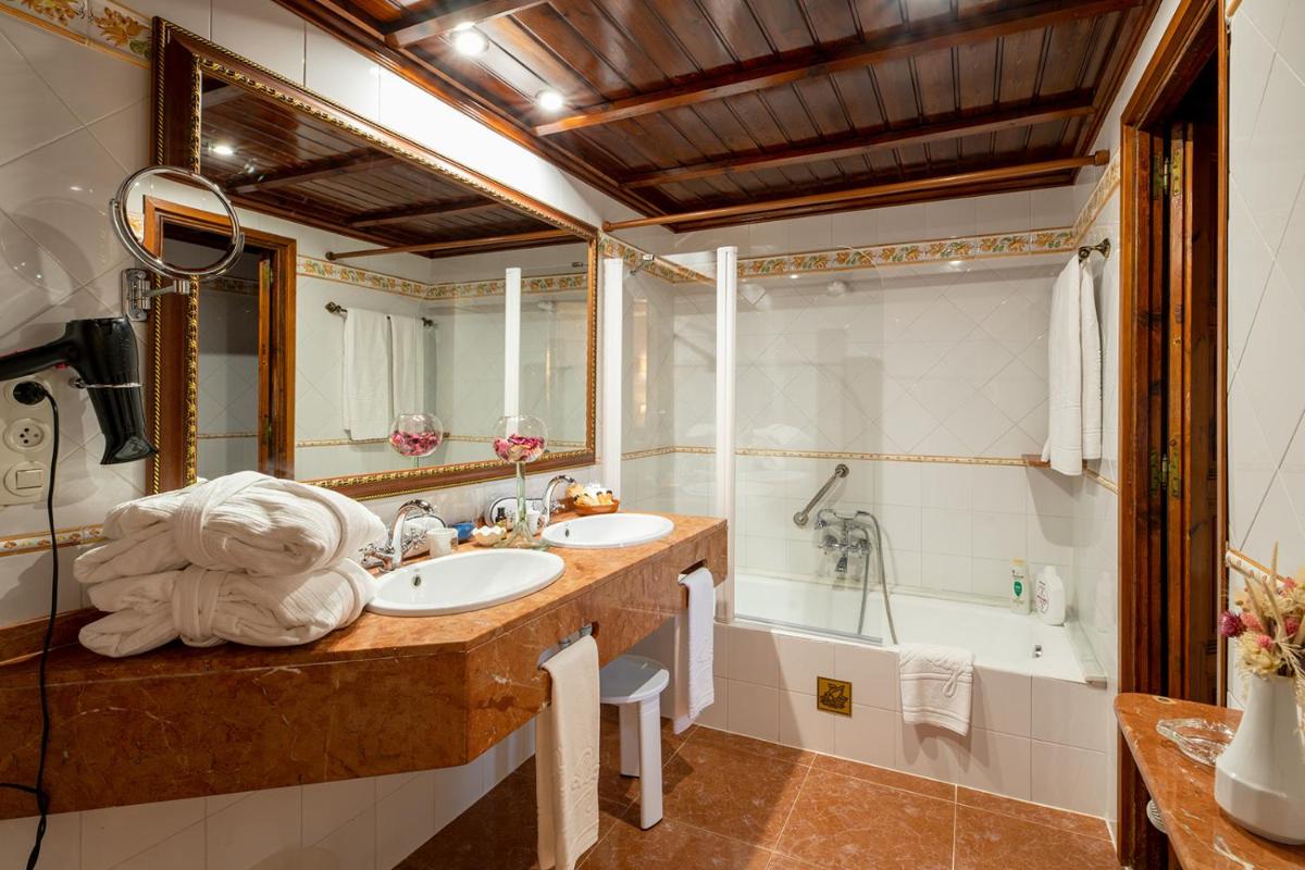Un baño de Rigat Park & Spa Hotel - Adults Recommended