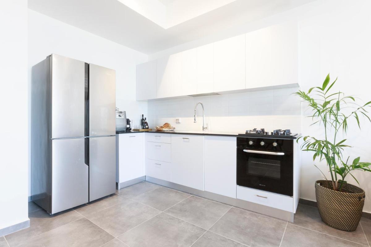 Suitetrails - AirTLV - Menachem Begin Apartment