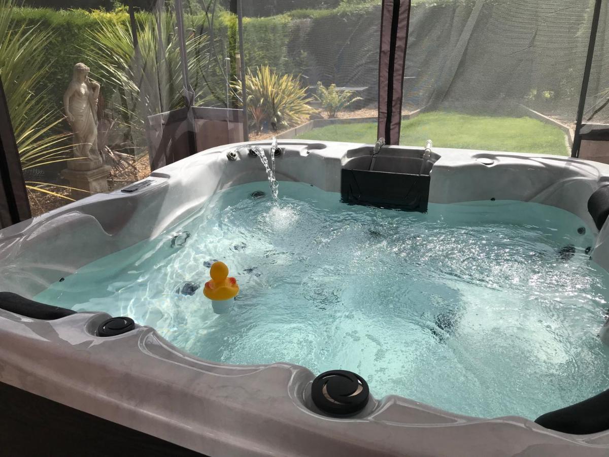Hot Tub accommodation Staffordshire near Alton Tower - Housity
