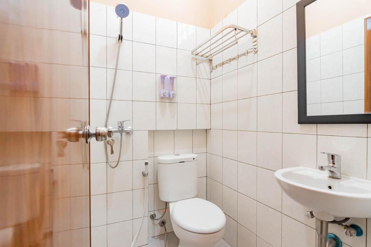 Shofy Guest House Mitra RedDoorz - Housity