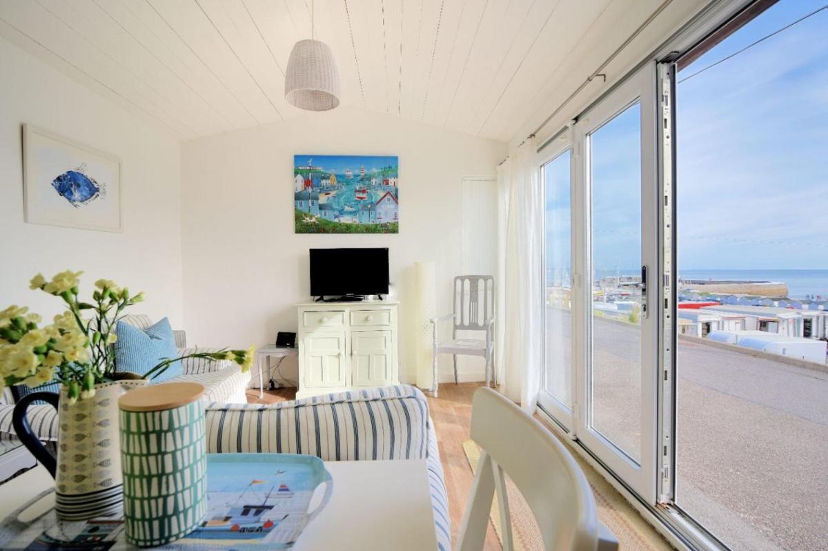 The Beach Hut - Housity