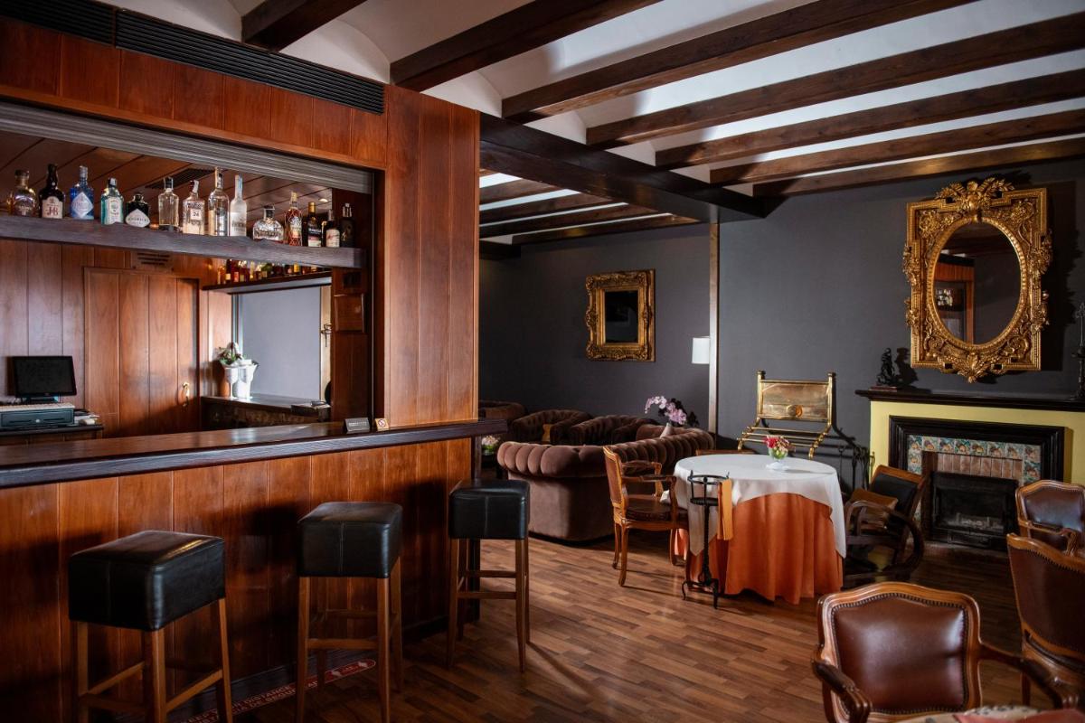 Una televisión o centro de entretenimiento en Rigat Park & Spa Hotel - Adults Recommended