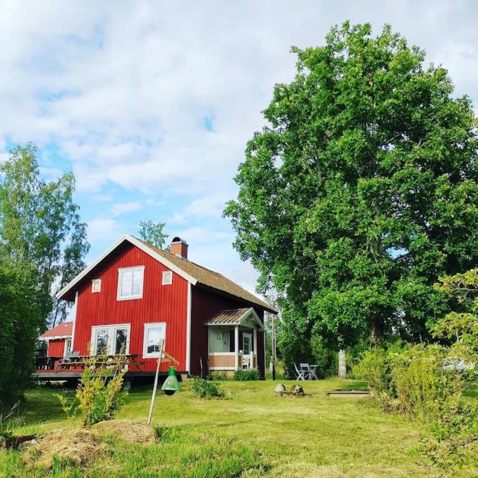 Lerviken cottage in the woods near lake - Housity