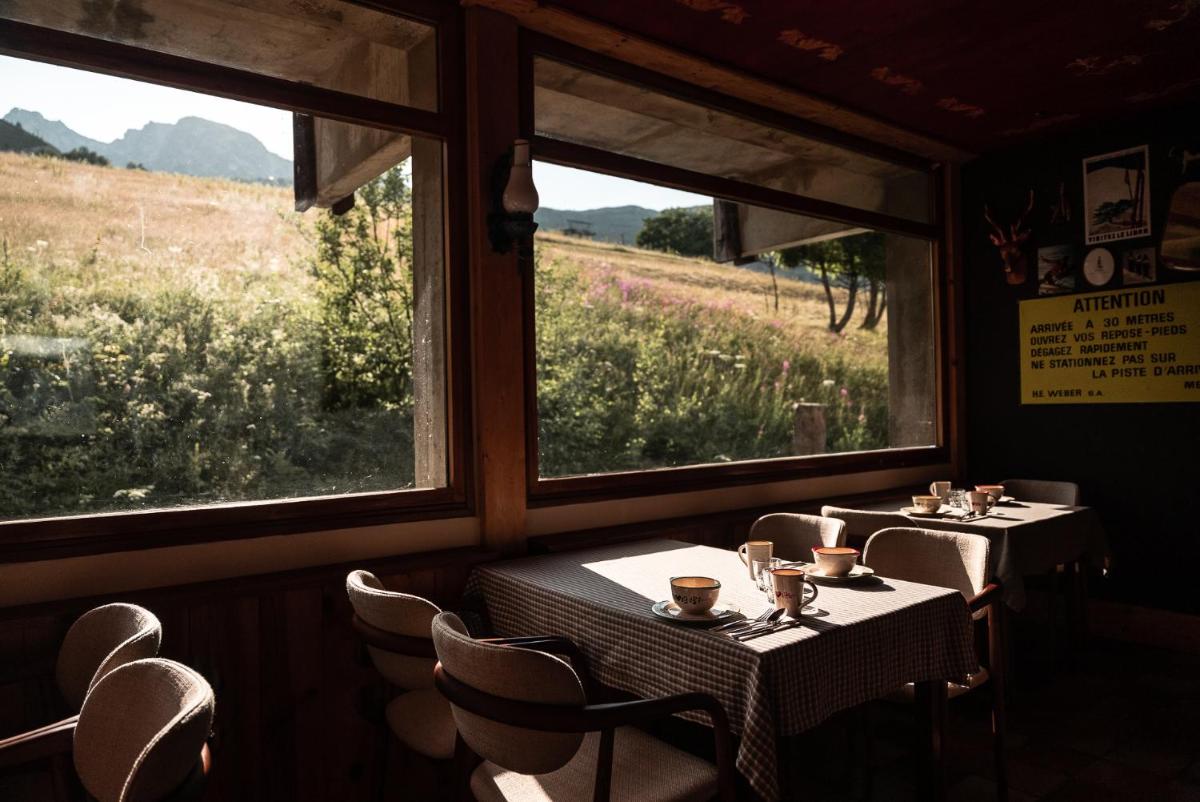 Vue générale sur la montagne ou vue sur la montagne depuis l'hôtel