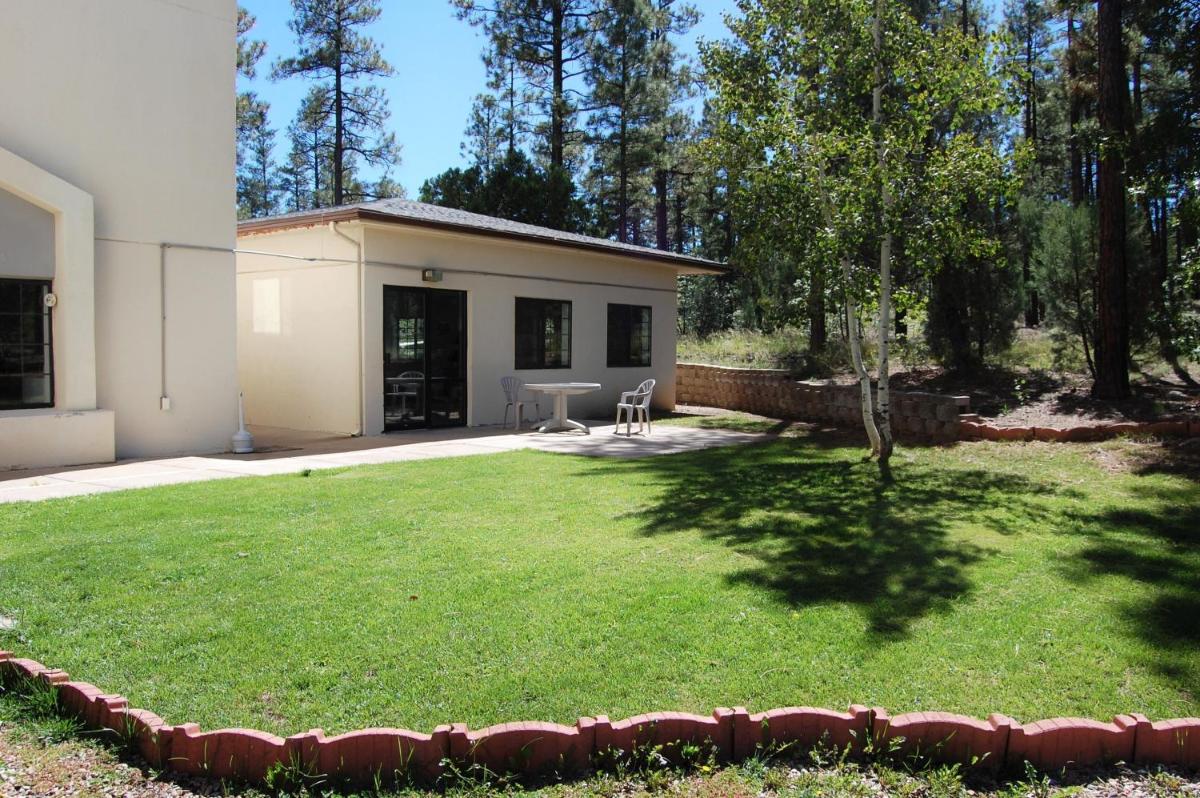 Super 8 by Wyndham Show Low - Housity