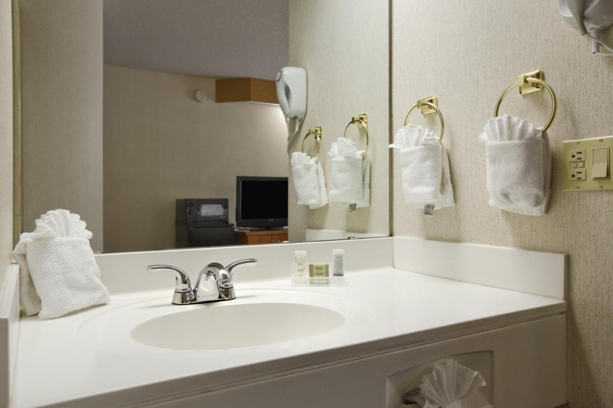 Super 8 by Wyndham Show Low - Housity