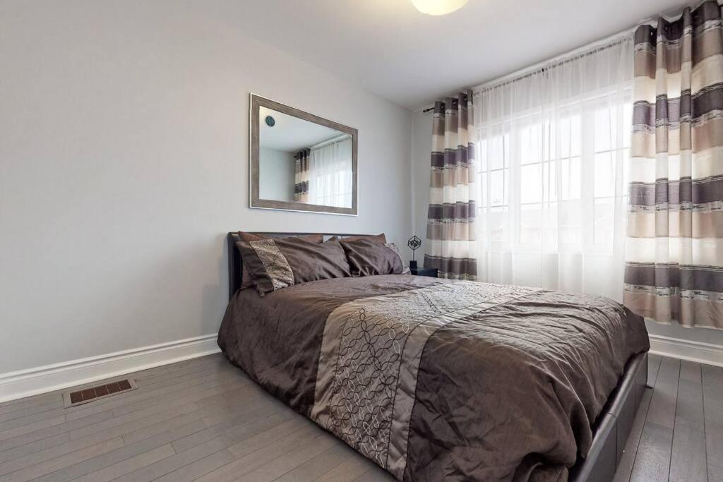 Cozy 3 bedroom townhouse near Canada's Wonderland! - Housity