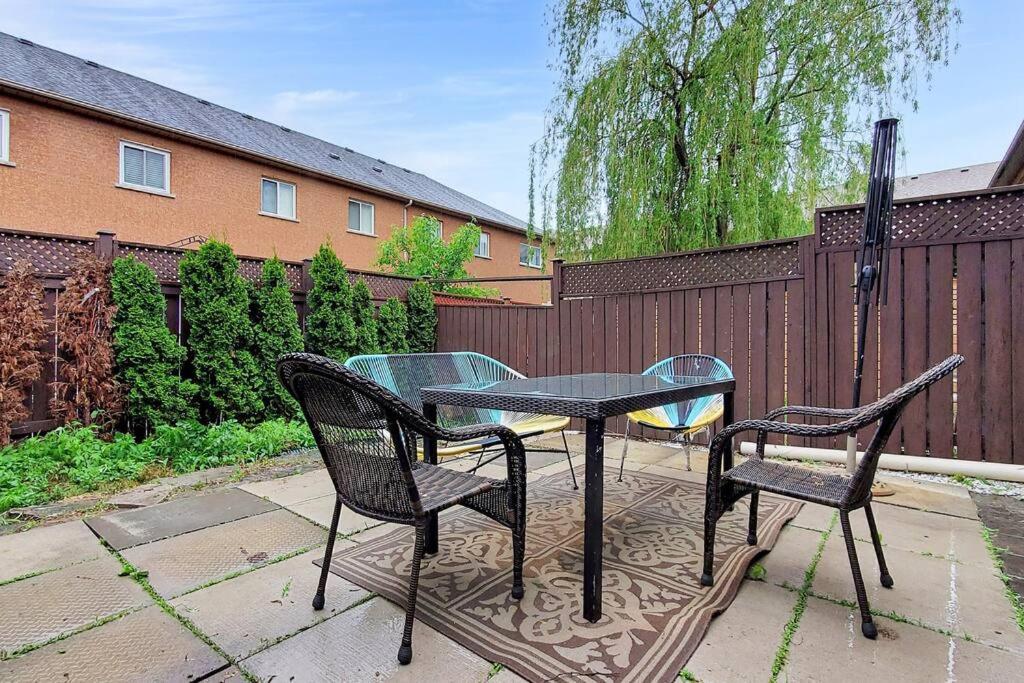 Cozy 3 bedroom townhouse near Canada's Wonderland! - Housity