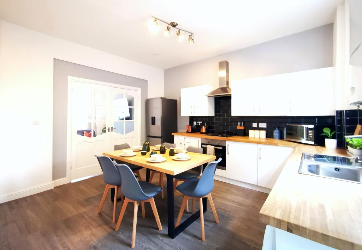The Mellor - Holiday Home 15 Mins to Central Manchester With Free Parking - Housity