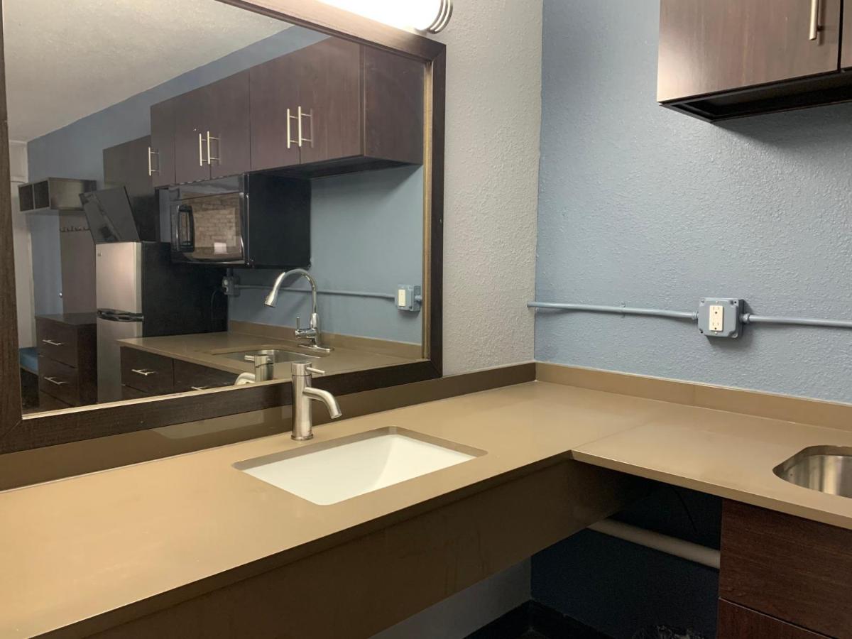 HomeTowne Studios by Red Roof Battle Creek - Housity