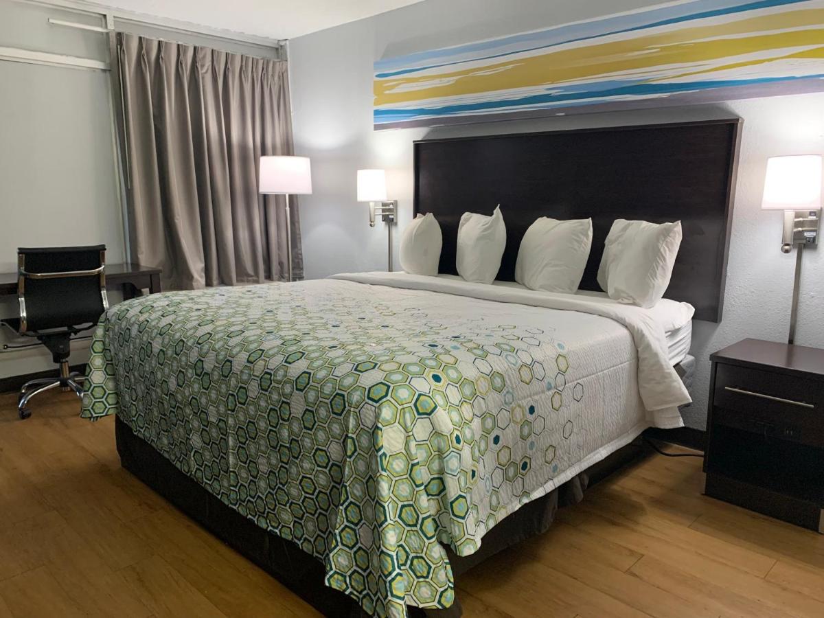 HomeTowne Studios by Red Roof Battle Creek - Housity