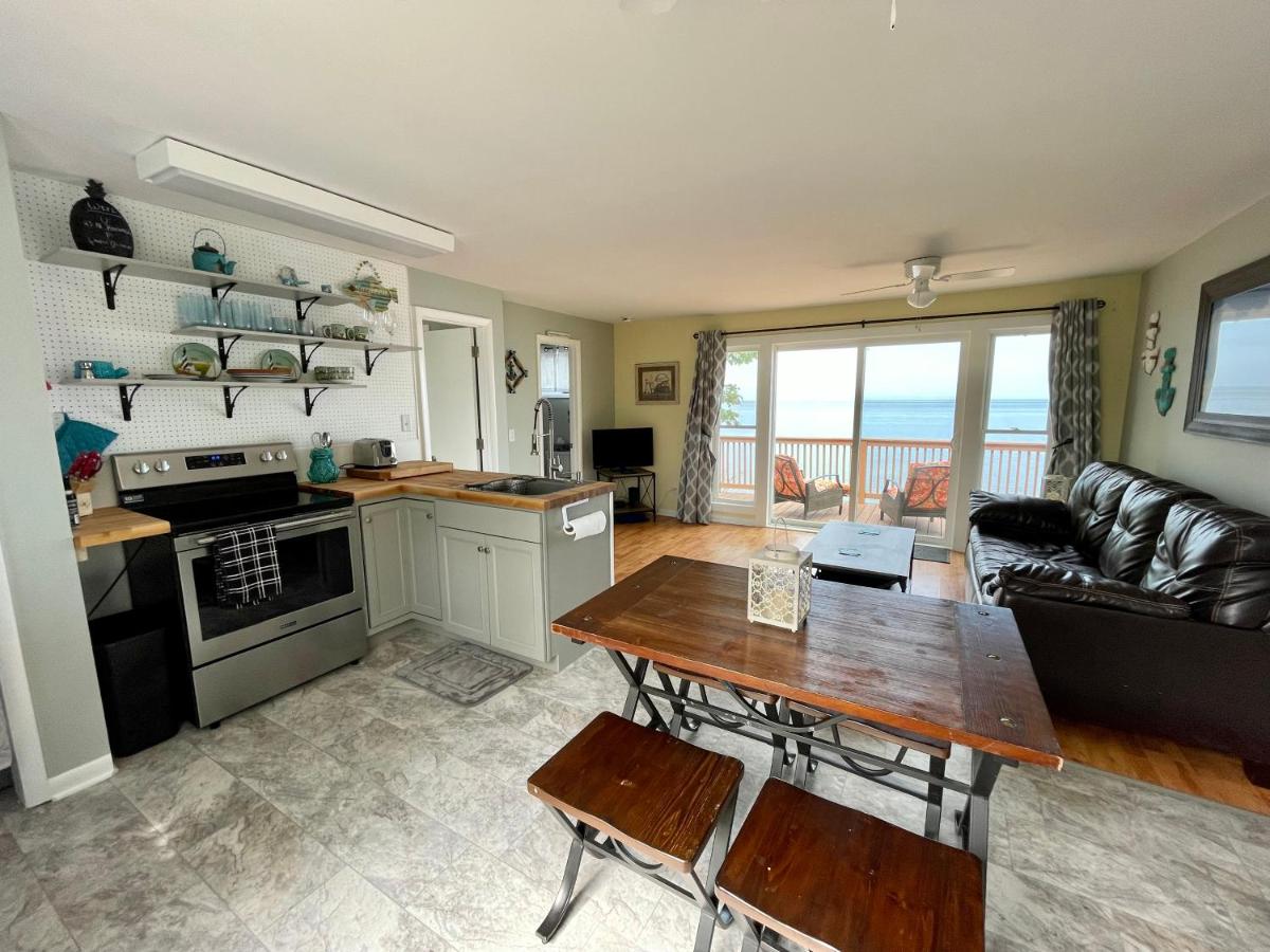 Cozy LAKE ONTARIO WATERFRONT Breathtaking Views! - Housity