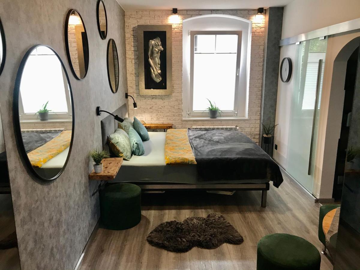 Pod Papugą - Housity