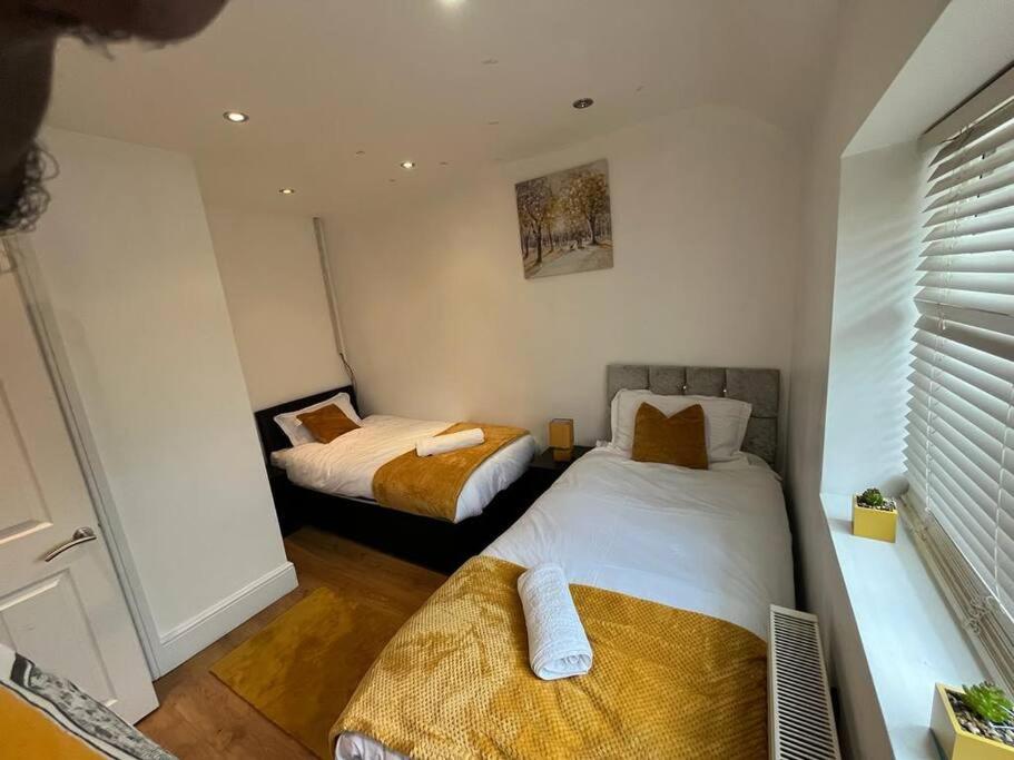 Fabulous 3 bedroom house , sleeps up to 5-7 guest. - Housity