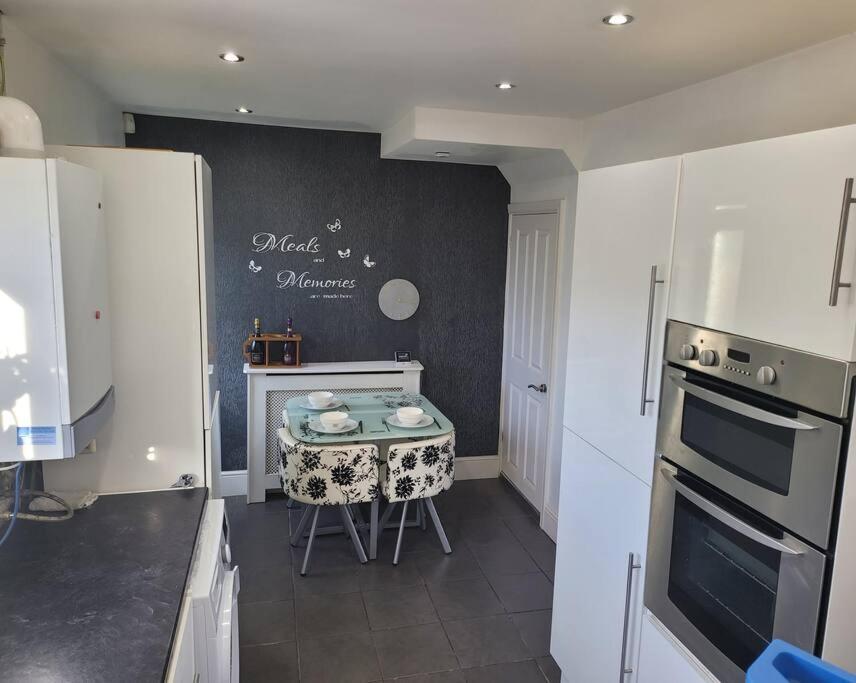 Fabulous 3 bedroom house , sleeps up to 5-7 guest. - Housity