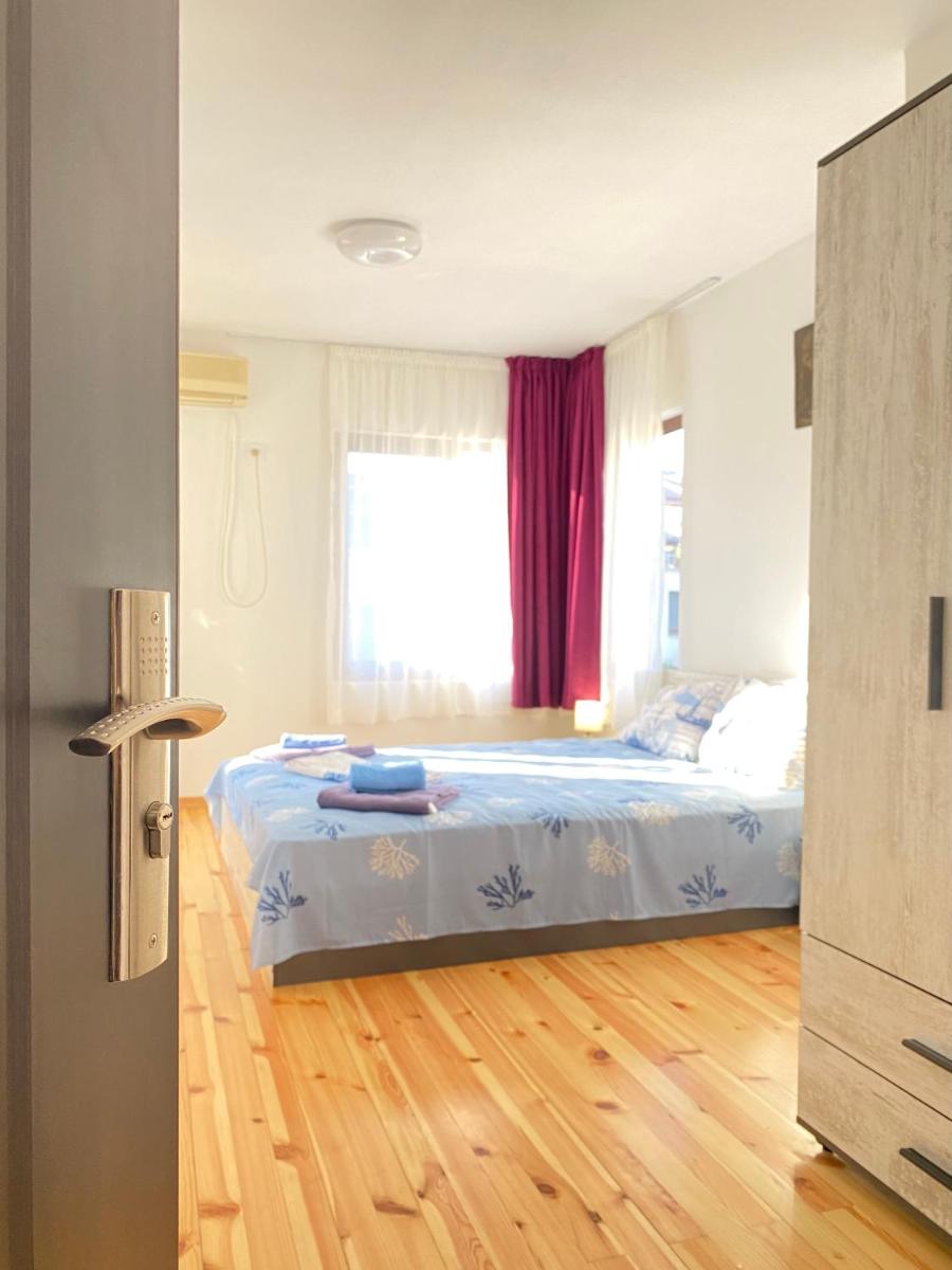 Lovely 2 Bedroom Apartment for 6 Guest in Burgas - Housity