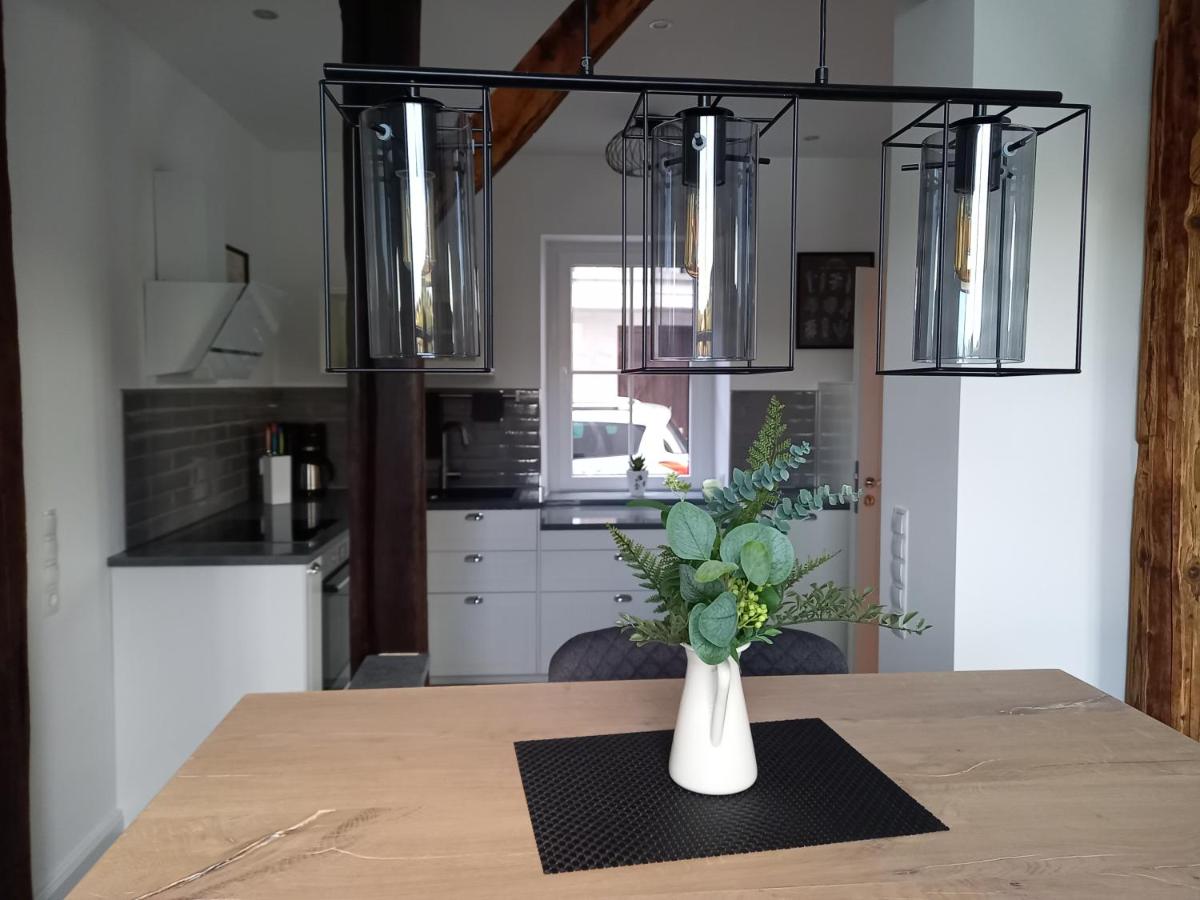 Leeseits Luv - Housity