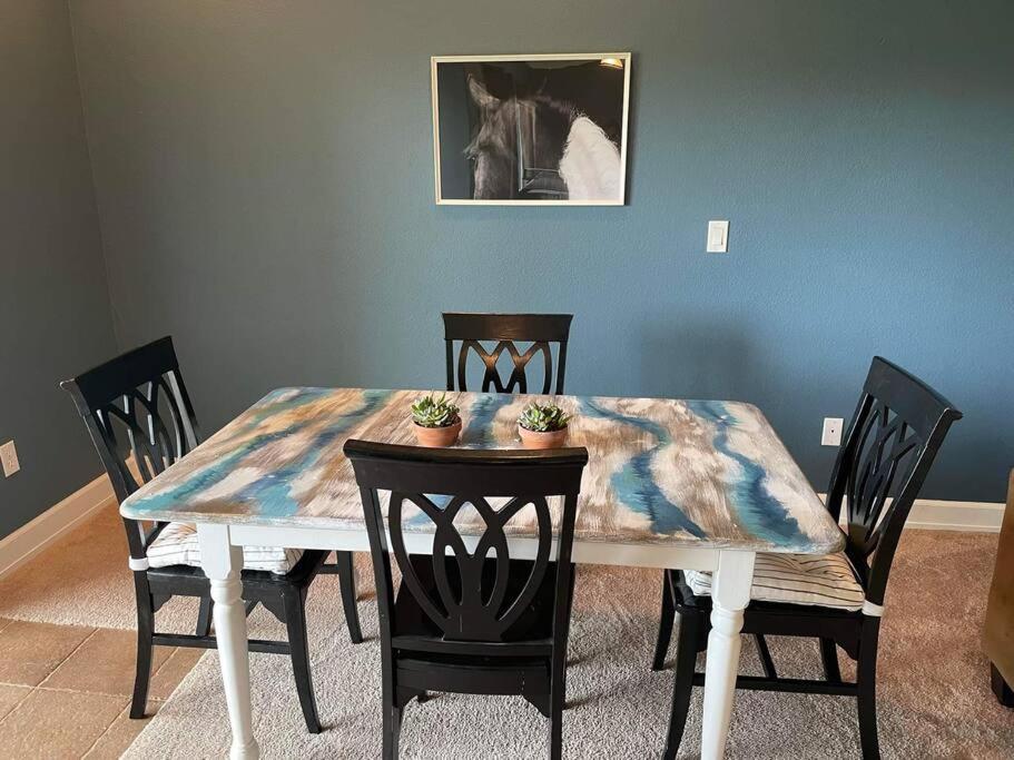 Pet Friendly Home with MTN Views Close to All - Housity