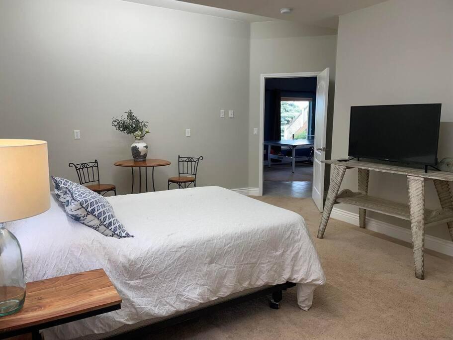 Pet Friendly Home with MTN Views Close to All - Housity