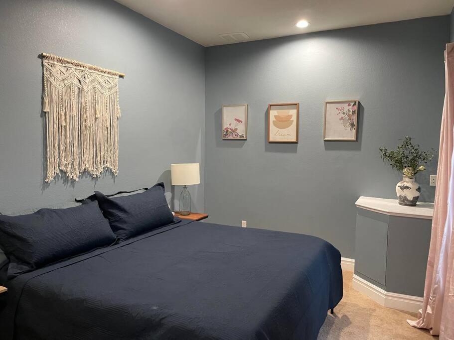 Pet Friendly Home with MTN Views Close to All - Housity