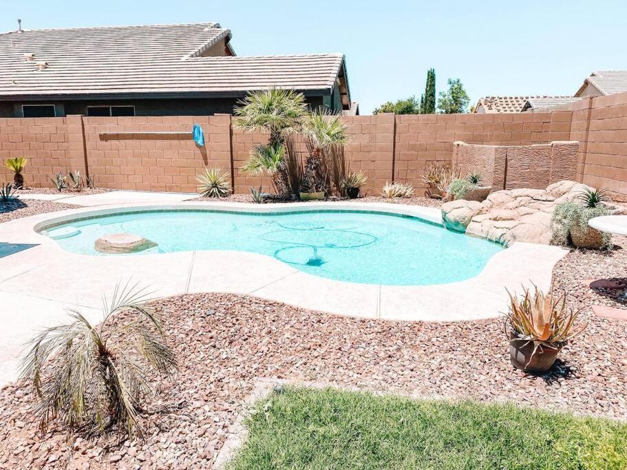 Goodyear Pool Pet Friendly - Housity