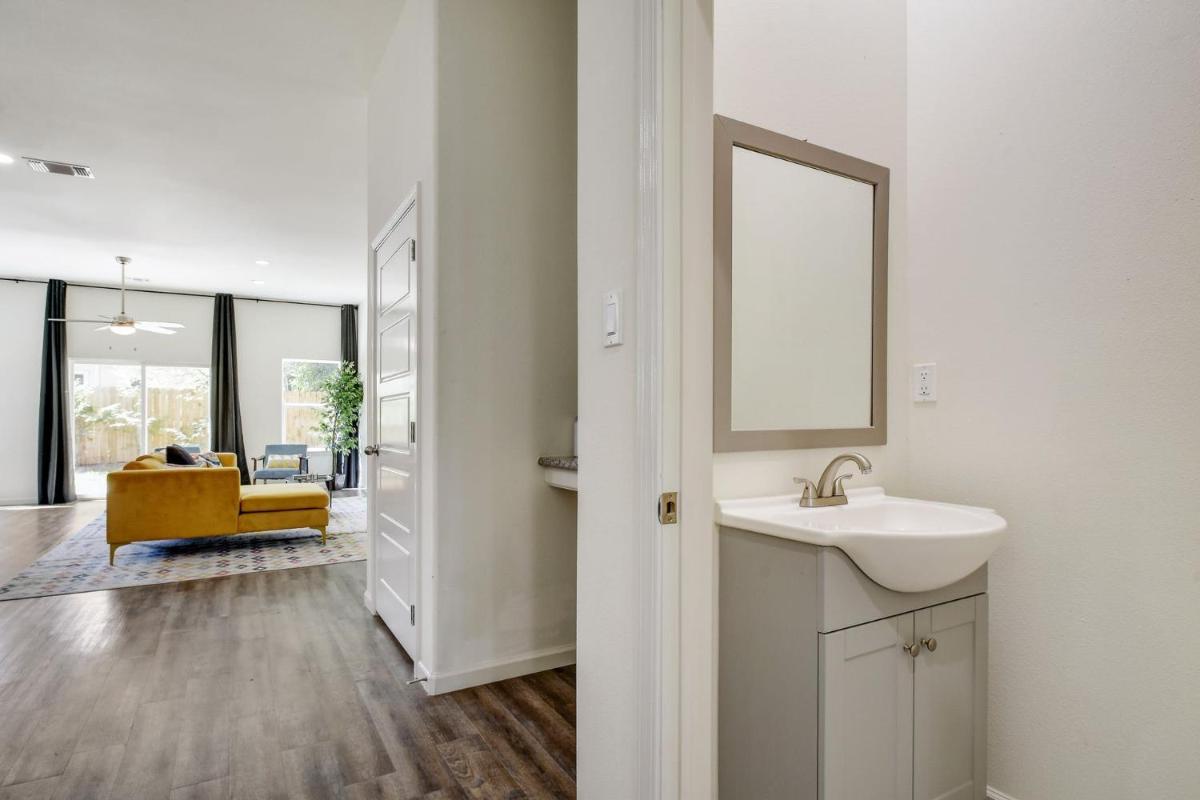 Suitetrails - Family stay! Near Downtown, Coffee bar, King bed