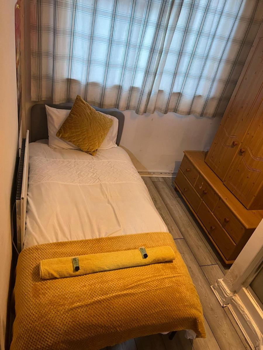INDULGE HOCKLEY HOTEL - with Free Front Parking - 10 min drive to Birmingham City Centre Bull Ring, Grand Central, Tesco Superstore, Primark & Commonwealth Games - Housity