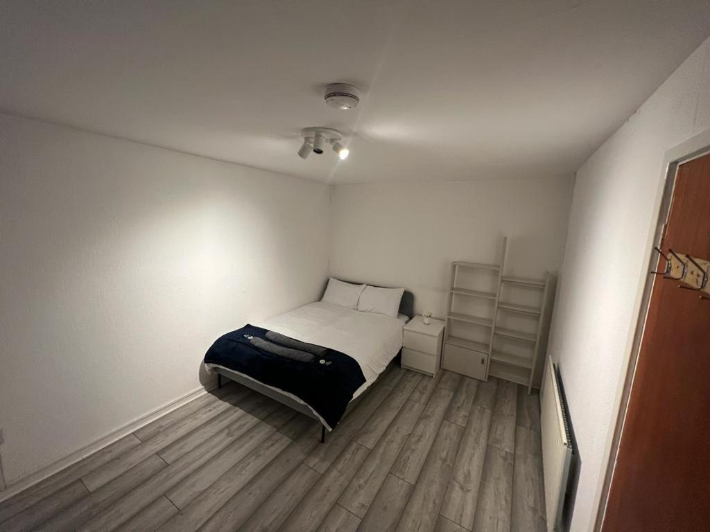 INDULGE HOCKLEY HOTEL - with Free Front Parking - 10 min drive to Birmingham City Centre Bull Ring, Grand Central, Tesco Superstore, Primark & Commonwealth Games - Housity