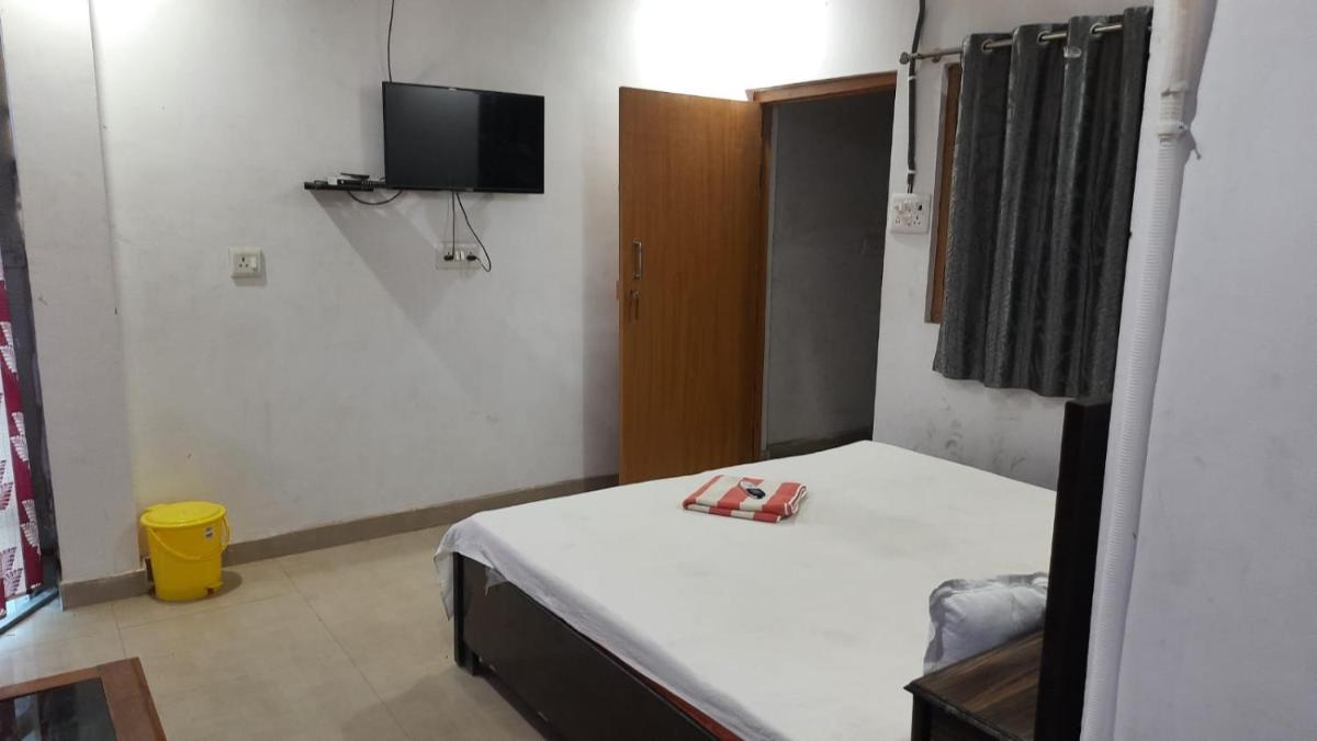 STAYMAKER Hotel Raj Ganga - Housity