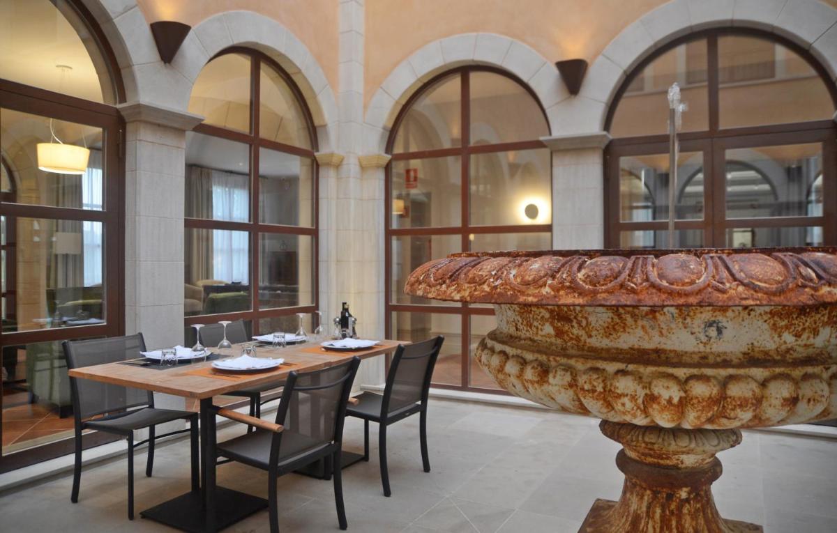 Un restaurante o sitio para comer en Casa Anamaria Hotel