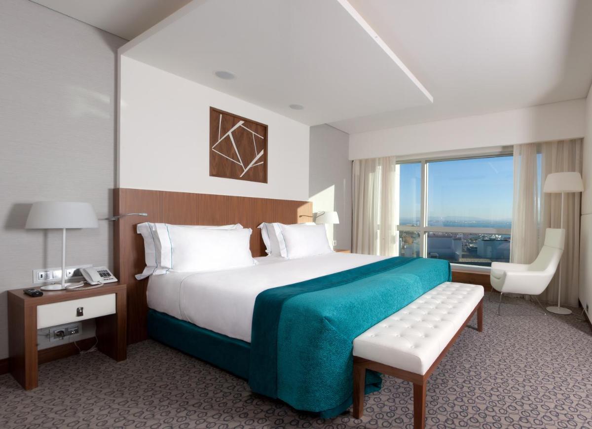 um quarto de hotel com uma cama e uma janela em EPIC SANA Lisboa Hotel em Lisboa