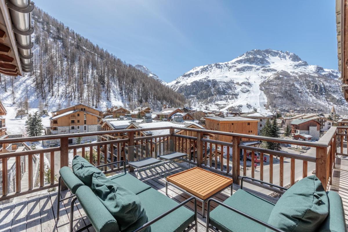 un balcon avec vue sur une montagne enneigée dans l'établissement Victoria Lodge, Friendly Hotel, à Val dʼIsère