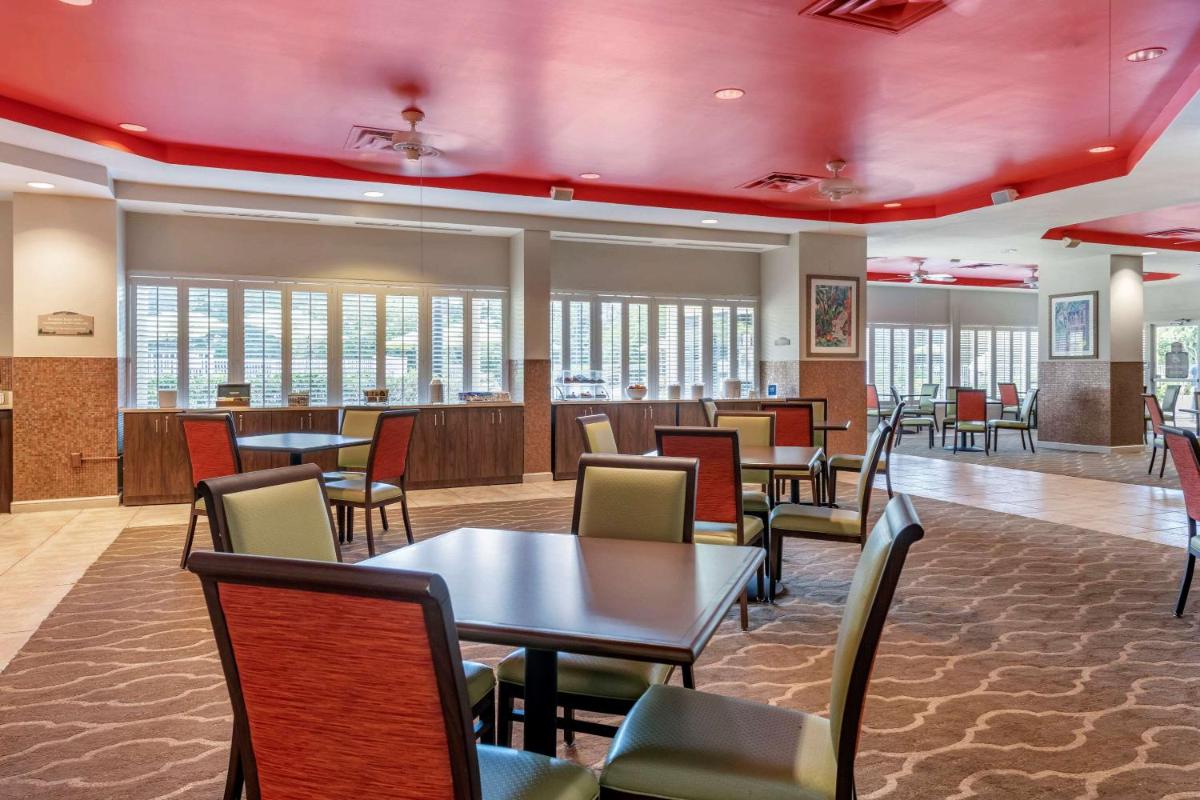 Comfort Suites Maingate East - Housity