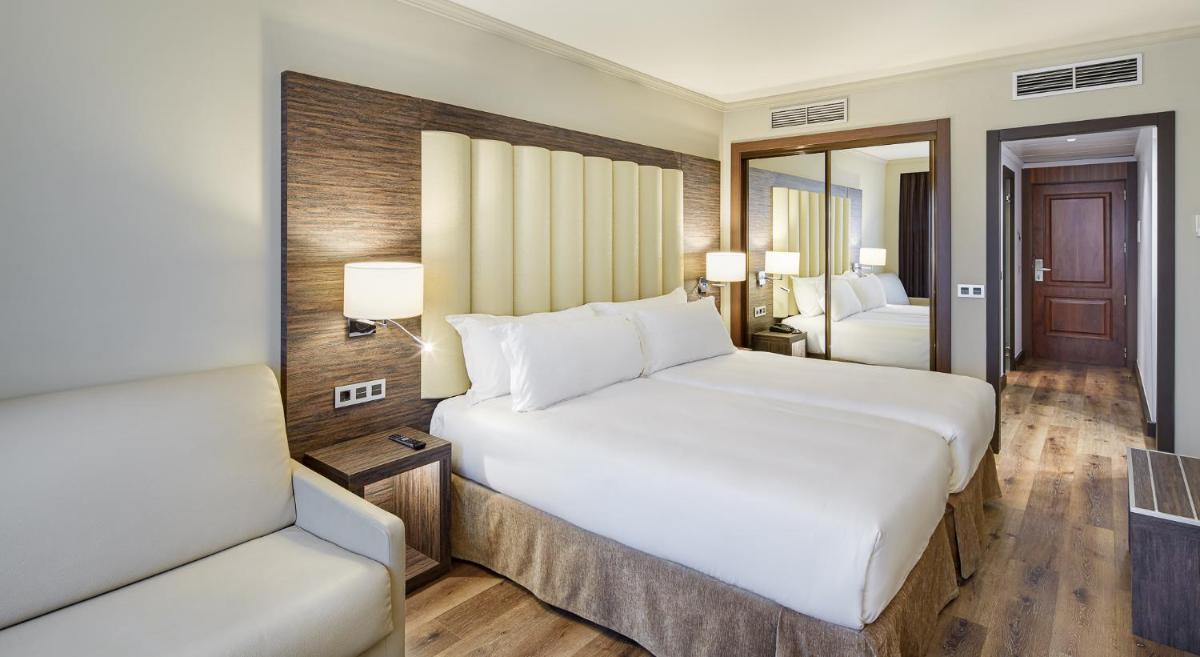 Cama o camas de una habitación en Gran Hotel Luna de Granada