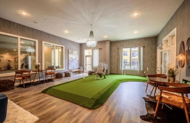 WALK TO NRG-CITY VIEW BALCONY- FREE PARKING-2bdrm near NRG-Med Center-Galleria-Downtown - Housity