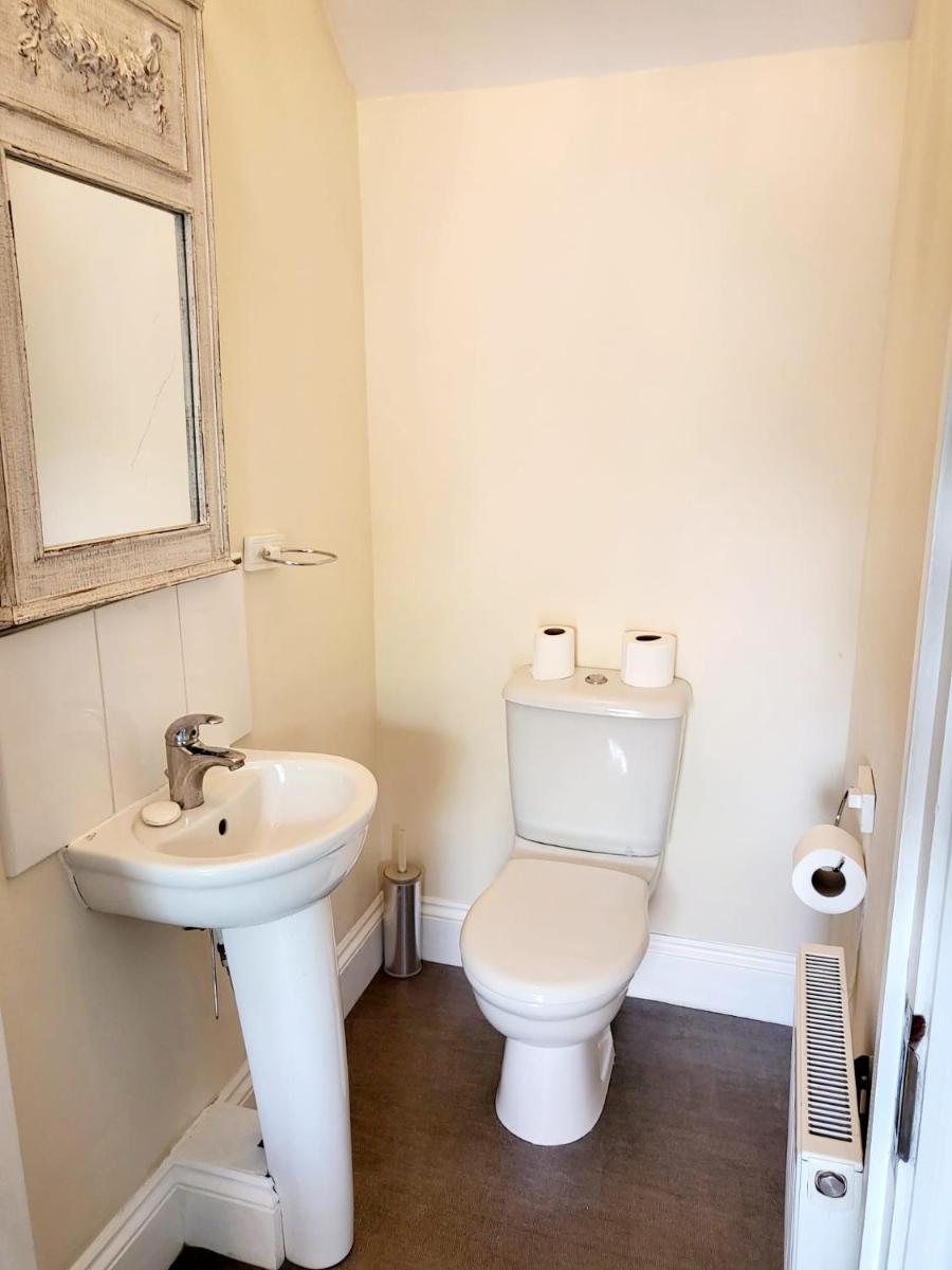 5 Bedroom house in great location, near stadium NN5 - Housity