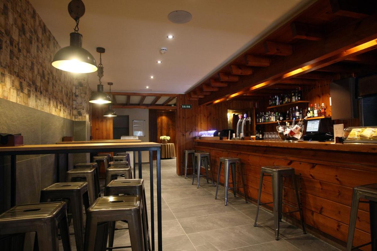 El salón o zona de bar de Hotel & Spa Real Villa Anayet