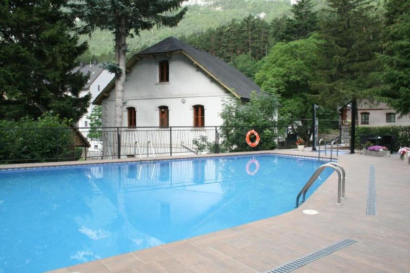 una gran piscina frente a una casa en Hotel & Spa Real Villa Anayet, en Canfranc-Estación