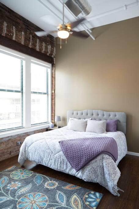 Quality Hill 1BR Loft in Historic Building - Housity