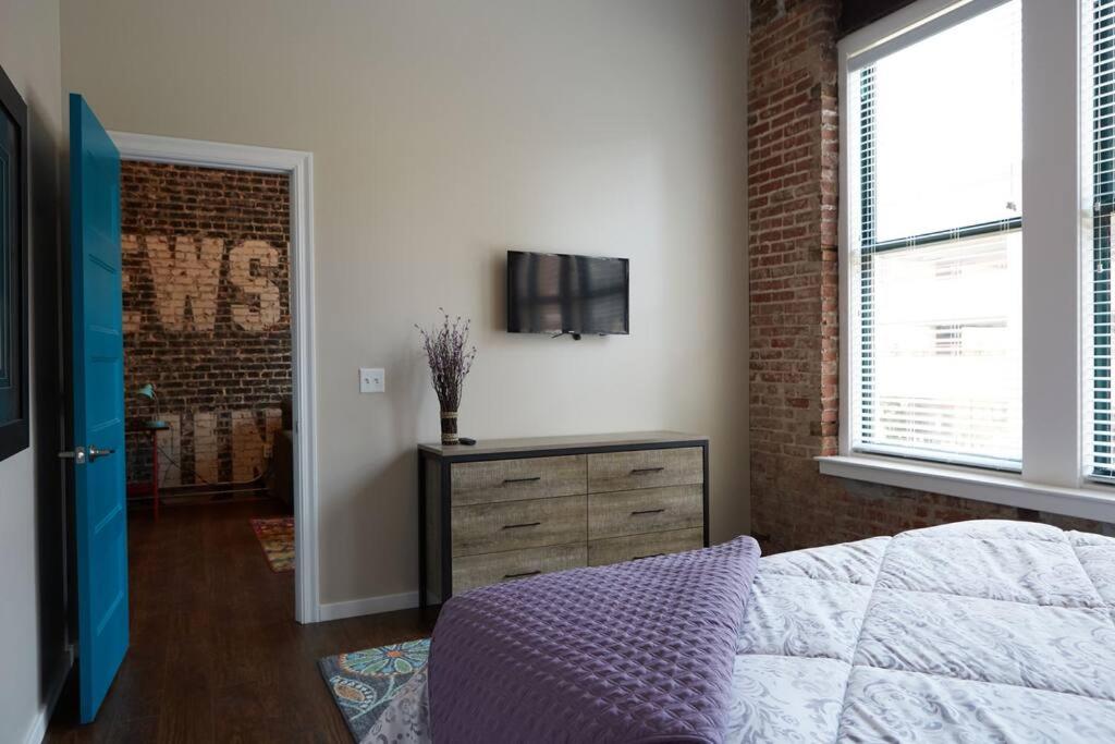 Quality Hill 1BR Loft in Historic Building - Housity
