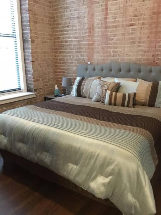 2BR 2BA Loft In Historic Downtown KC - Housity