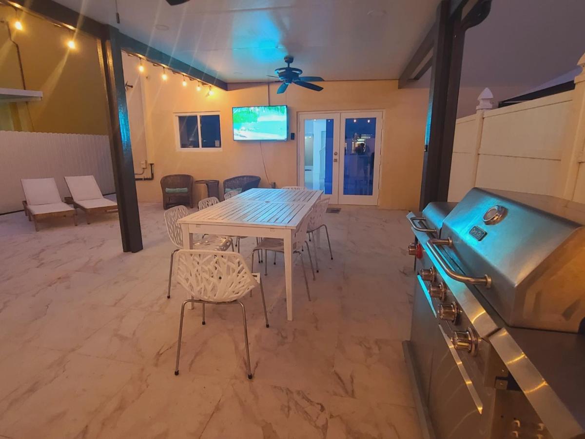 Boutique Style Home 3 Bedrooms Grill & Hot Tub - Housity