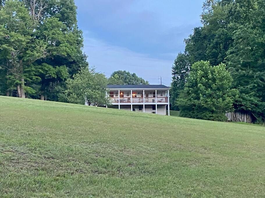 Beautiful 2 BR 1 BA Cabin in Blue Ridge Mountains: The Little White House - Housity