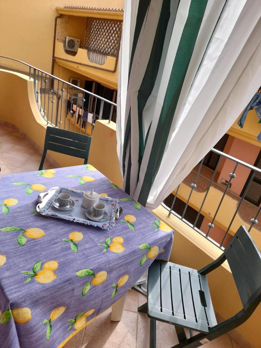 Casa Corallo Muravera Appartamento centralissimo due camere letto cucina e soggiorno nuovo letto matrimoniale e singoli Aria condizionata Parcheggio interno coperto ideale x 2 o 3 moto , Cantina x Biciclette - Housity