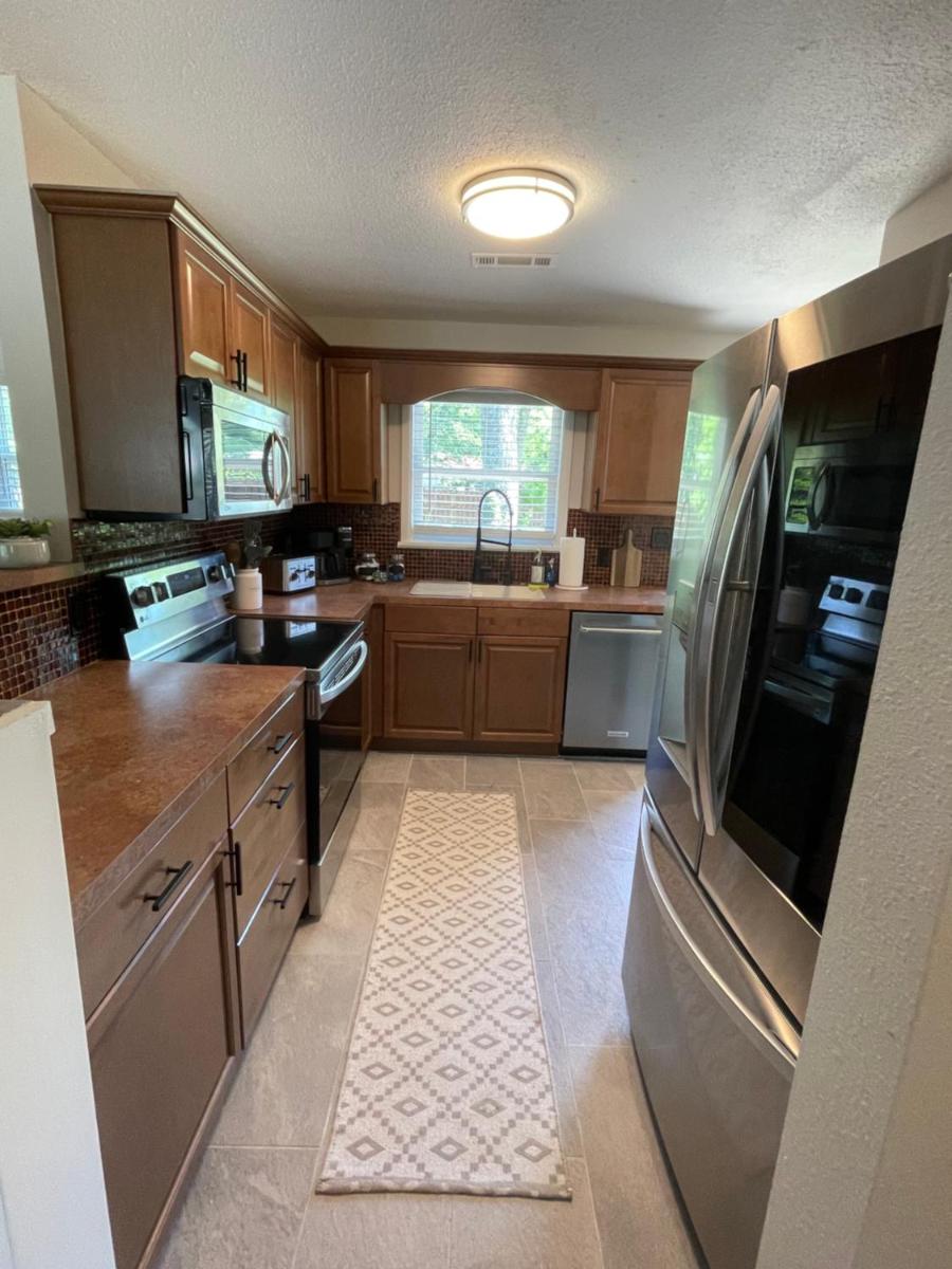 Hidden Gem! The Hogspitality House - 3 Bedroom - 5 min from the University of Arkansas! - Housity