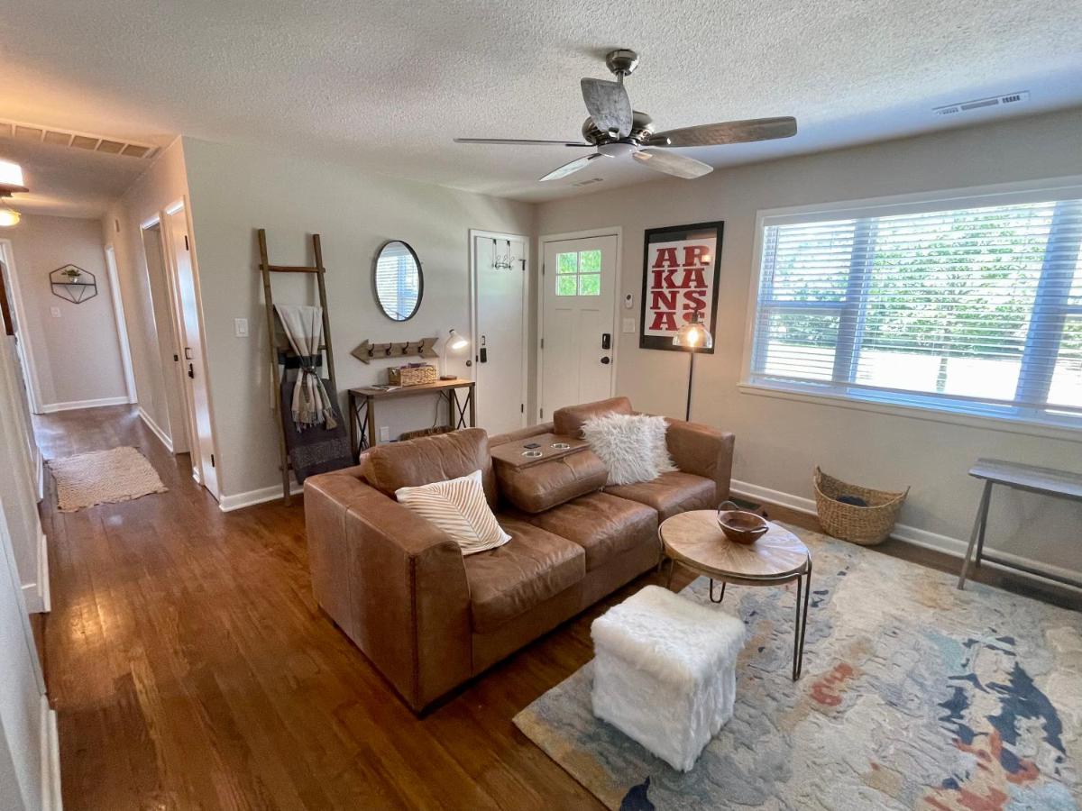 Hidden Gem! The Hogspitality House - 3 Bedroom - 5 min from the University of Arkansas! - Housity