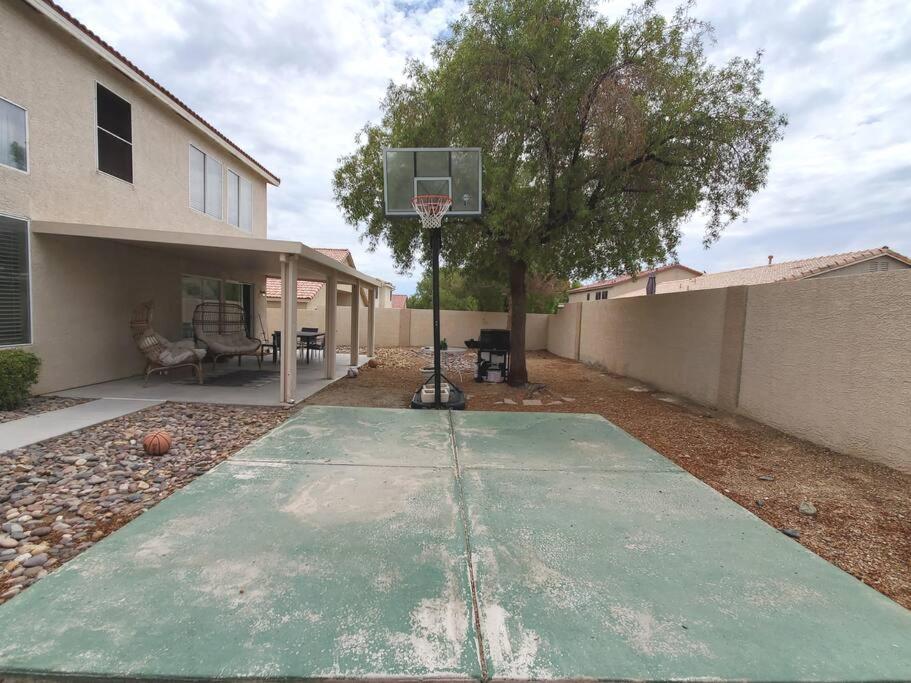 sleeps 16, jacuzzi, entire home - Housity