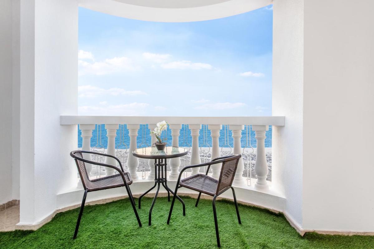 Live and experience a stunning Sea View Studio - Housity